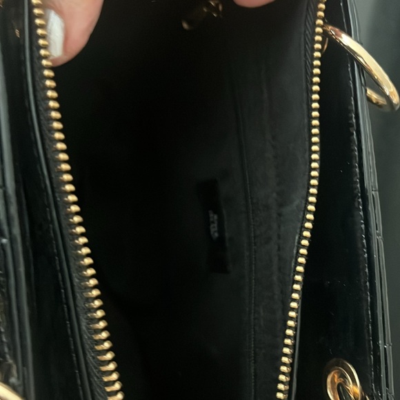 Black patent leather river Island handbag with gold trim and Crossbody strap - Picture 4 of 6